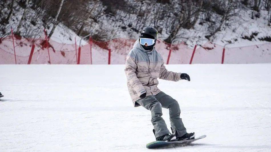 谈球吧体育：滑雪日记｜最适合女生的滑雪服都在这里了(图1)