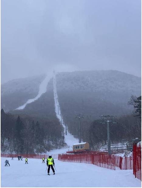 谈球吧体育：雪场的靓丽风景线：揭秘滑雪医生备战亚冬(图5)