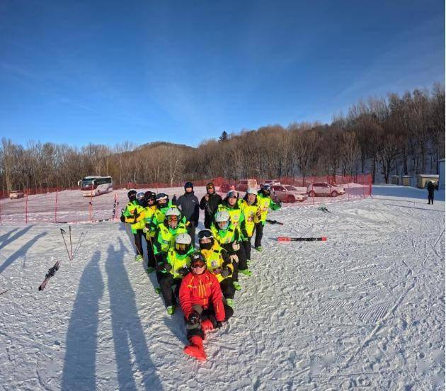 谈球吧体育：雪场的靓丽风景线：揭秘滑雪医生备战亚冬(图4)