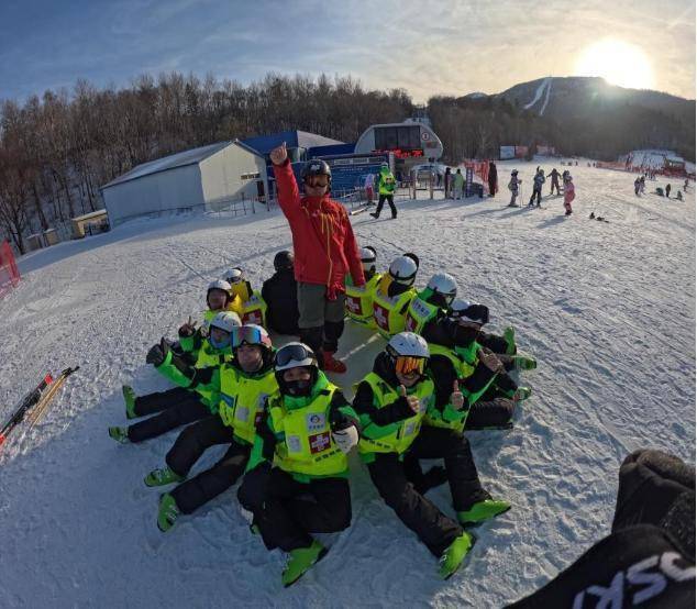 谈球吧体育：雪场的靓丽风景线：揭秘滑雪医生备战亚冬(图3)