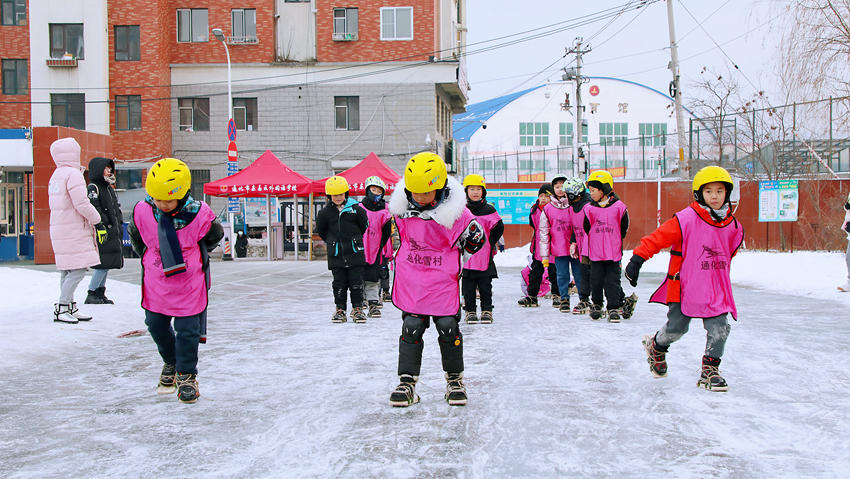 谈球吧体育app：中国第一位全国滑雪冠军“永不退役”(图4)