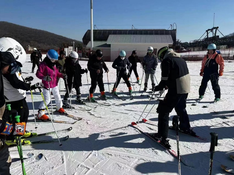 谈球吧体育：第八届“中国残疾人冰雪运动季”甘肃省临夏州冰雪系列活动启动