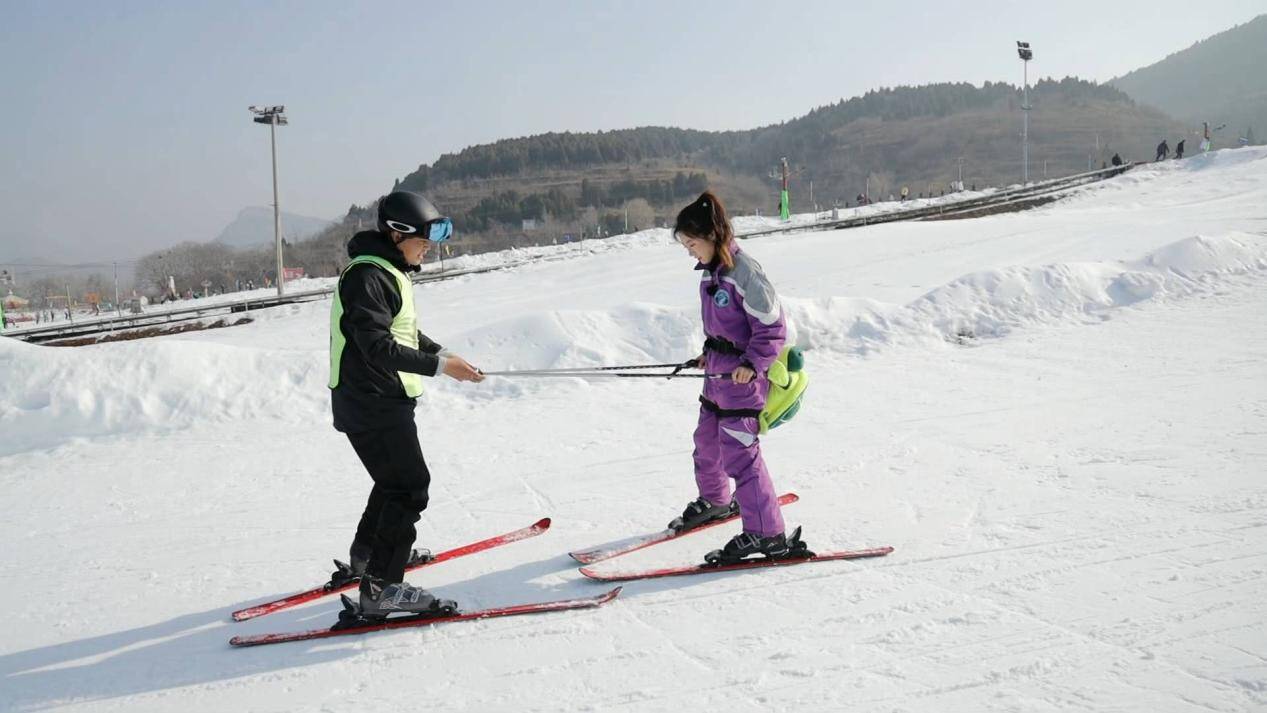 谈球吧体育app：《途步山东》 银装素裹时 滑雪入门课(图3)