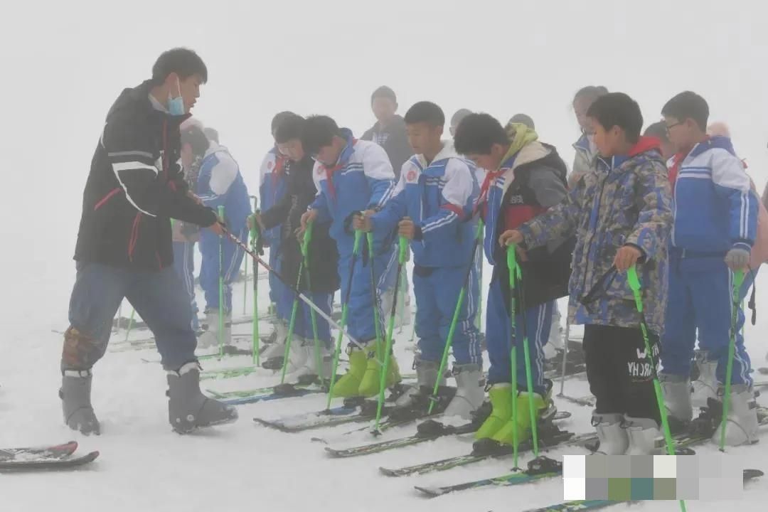 谈球吧体育app：滑雪如何规避风险？这份安全须知一定得告诉孩子--健康·生活--人民网