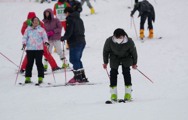 谈球吧体育app：男子滑雪意外摔伤 送医途中抢救无效死亡(图2)